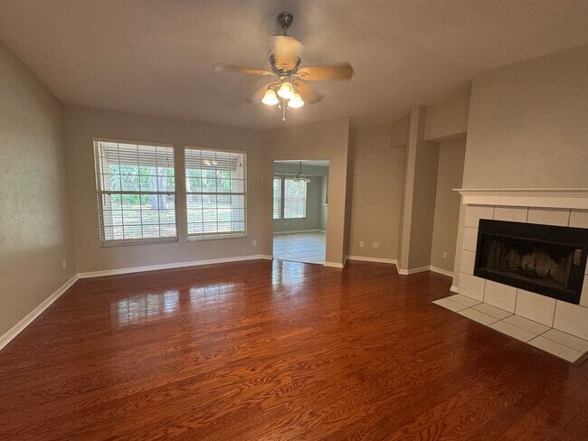 Building Photo - Nice 4/3 in Weatherly!