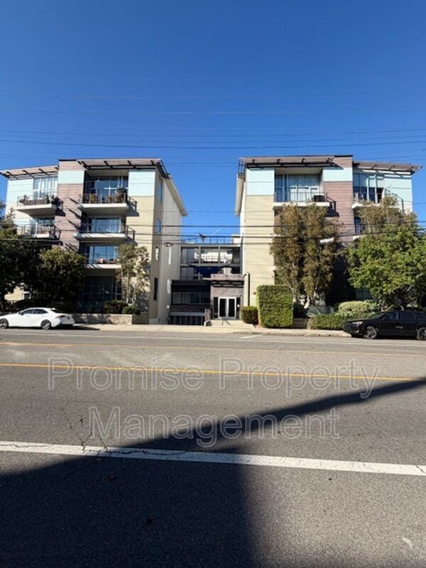 Building Photo - 12837 Moorpark St