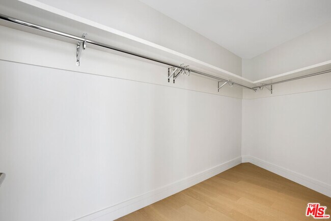 Building Photo - 211 Elm Ct