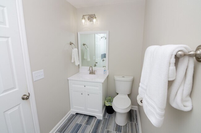 Building Photo - Stunning remodeled home in Franklin with a garage