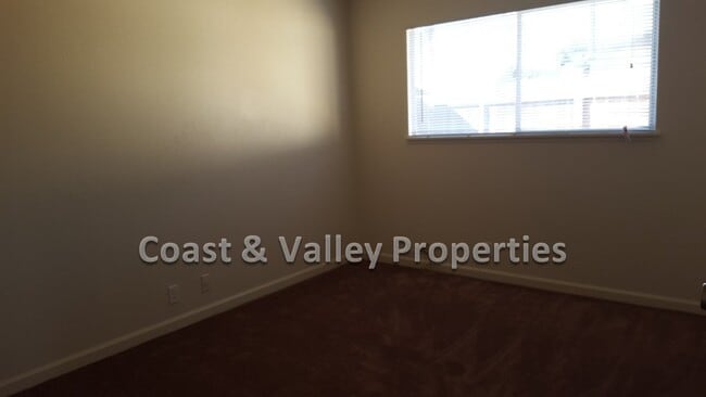 Building Photo - Spacious North Salinas Home