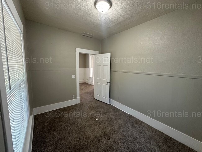 Building Photo - $1049 - 3 bedroom 1 bath - Single Family Home