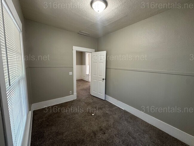 Building Photo - $1200 - 3 bedroom 1 bath - Single Family Home
