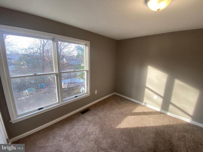 Building Photo - 224 Lake Sever Dr