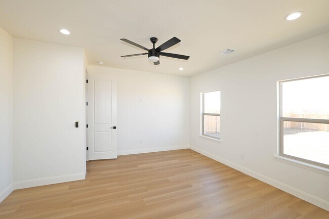 Building Photo - 10424 Tierra Santa