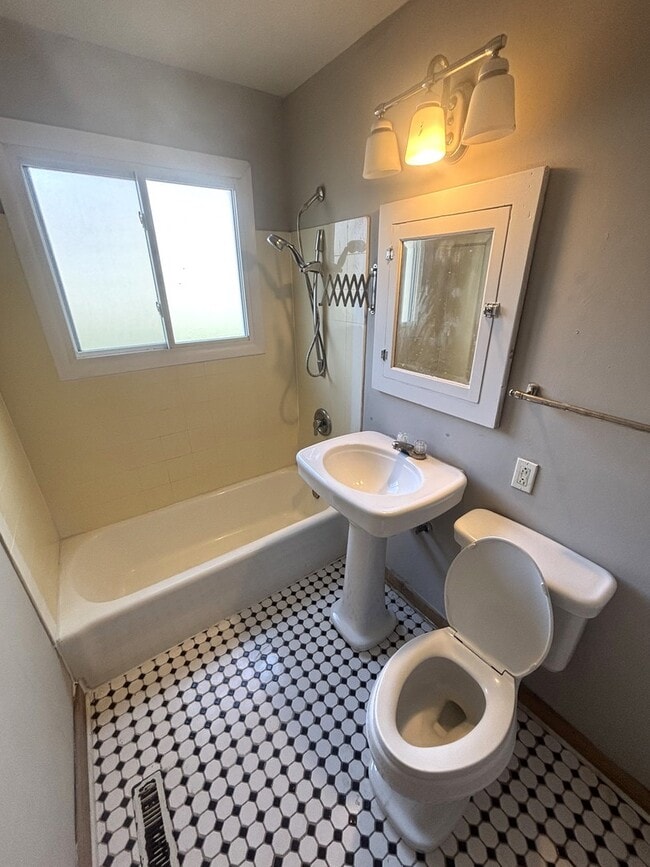 Building Photo - 118 Hazard Rd