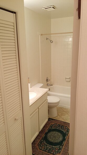 Shared Bathroom Pic 1 - 833 Fountain Ct