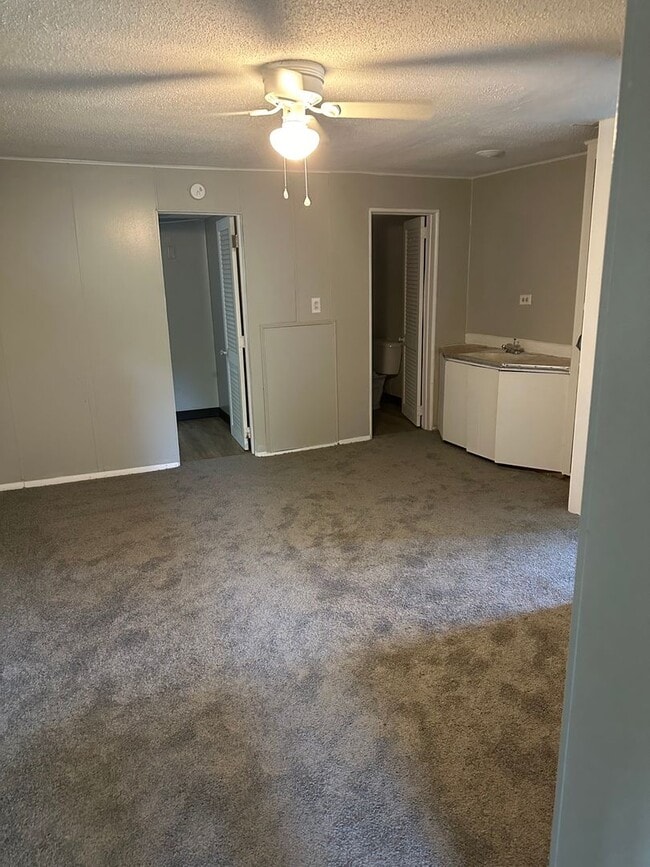 Building Photo - Fenced Yard