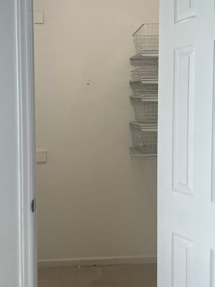 Building Photo - 10933 Harrowfield Rd