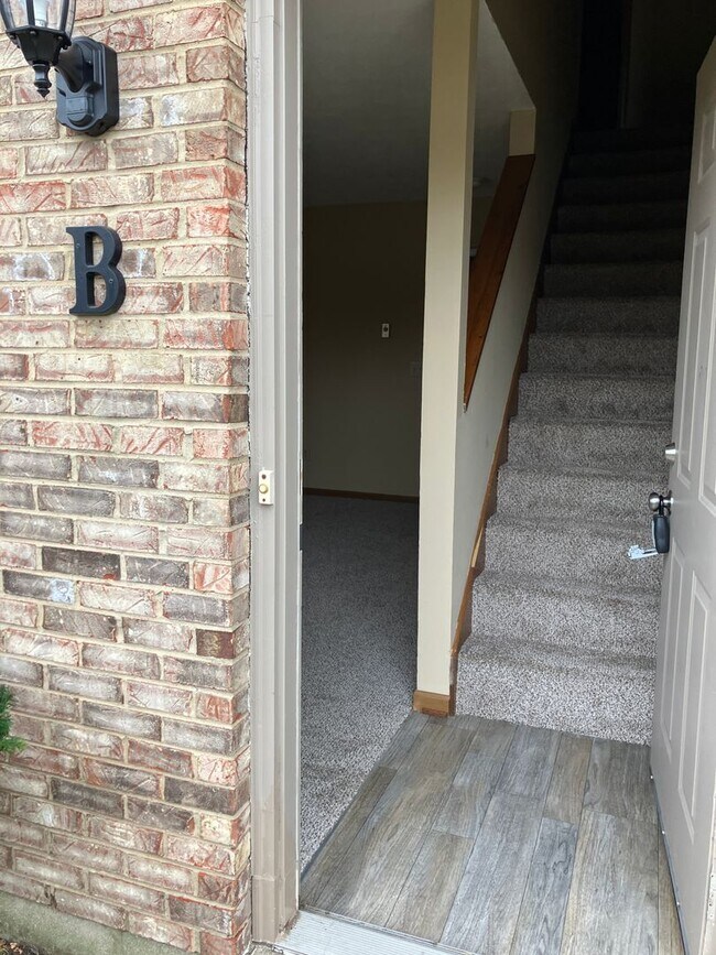 Building Photo - 2 Bedroom and 1.5 Bath Townhome - Troy, Ohio!!