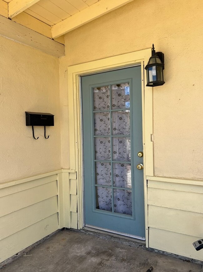 Building Photo - Ventura, West Side Charmer!