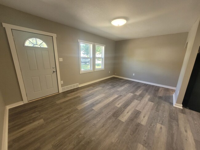 Building Photo - Recently Renovated 2 Bedroom, 1 Bathroom H...