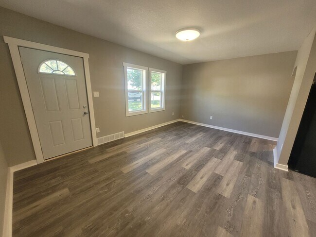 Building Photo - Recently Renovated 2 Bedroom, 1 Bathroom Home with Garage