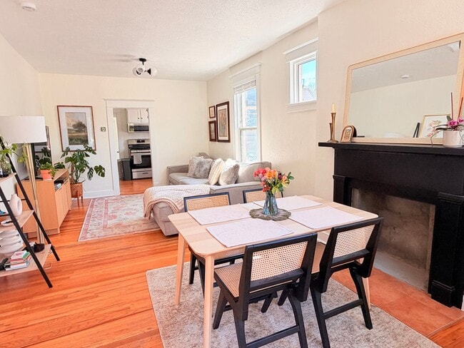 Building Photo - Charming 2 Bed 1 Bath Duplex in West Highlands