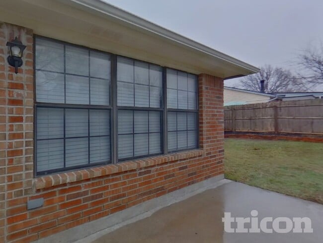 Building Photo - 417 Bryan Dr