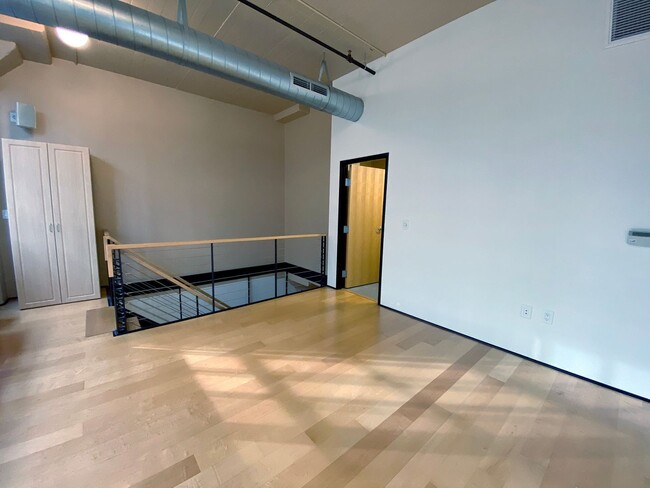 Building Photo - Gorgeous Pearl Loft with Private Entrance,...