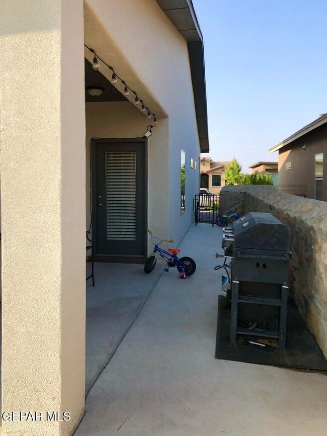 Building Photo - 14350 Loma Esmeralda