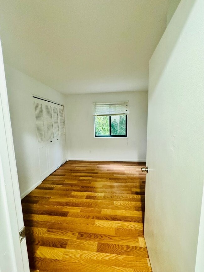 Building Photo - Spacious Ground-Floor 2-Bed/2-Bath Condo in Gated Community!