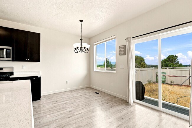 Building Photo - 3 Bedroom 2.5 Bathroom Townhome in Bluffdale!