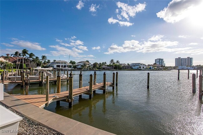Building Photo - 400 Park Shore Dr