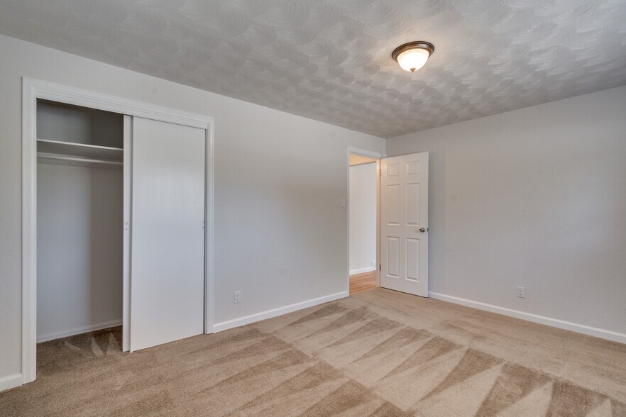 Building Photo - 1625 S Beach Ct