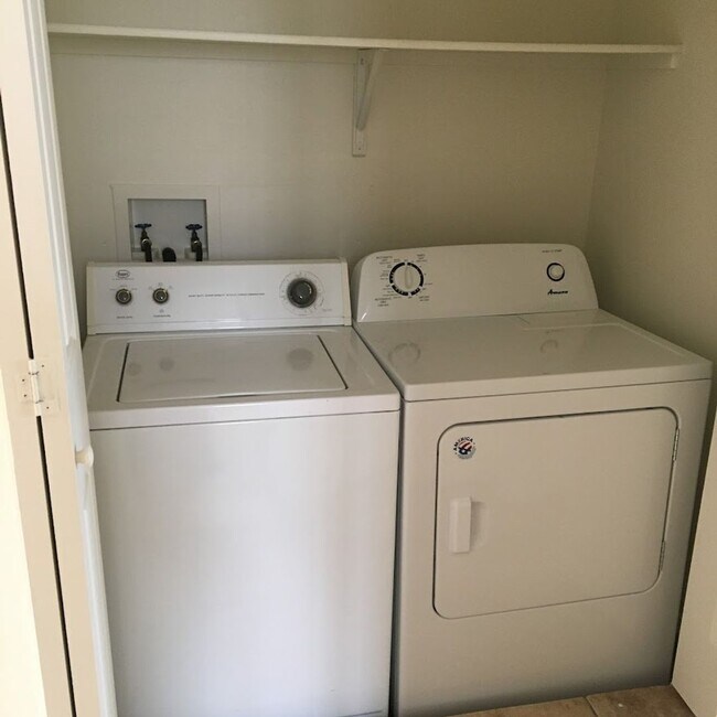 Building Photo - 9108 E Esperanza Dr