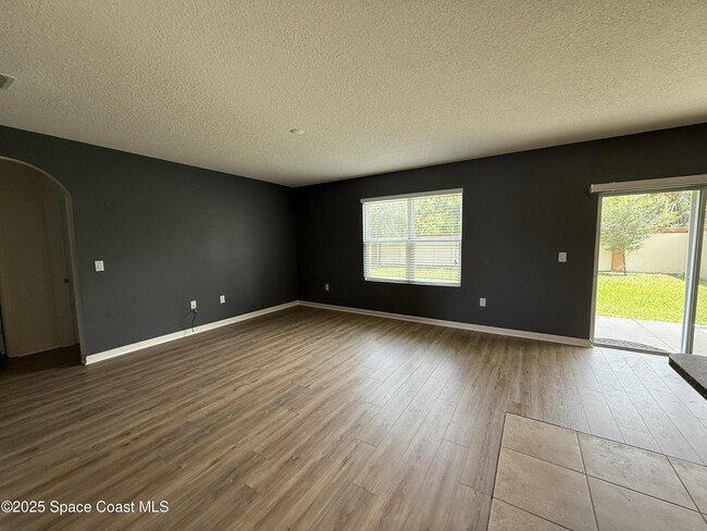 Building Photo - 137 Sutherland Dr SW
