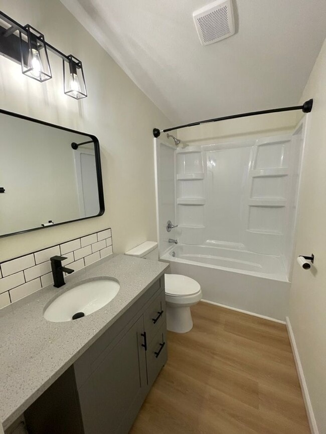 Building Photo - 3 Bed 2 Bath in South Wichita - Space for ...