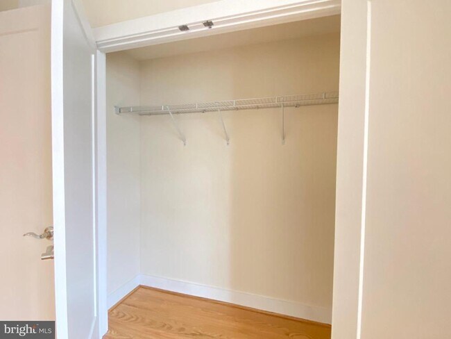 Building Photo - 924 King Farm Blvd