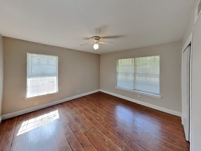 Building Photo - No Application Fee* Plus $250 Off First 2 ...