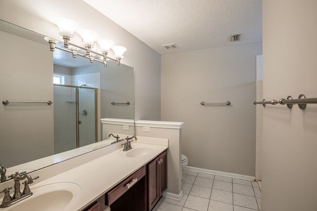 Building Photo - Stunning home in desirable neighborhood