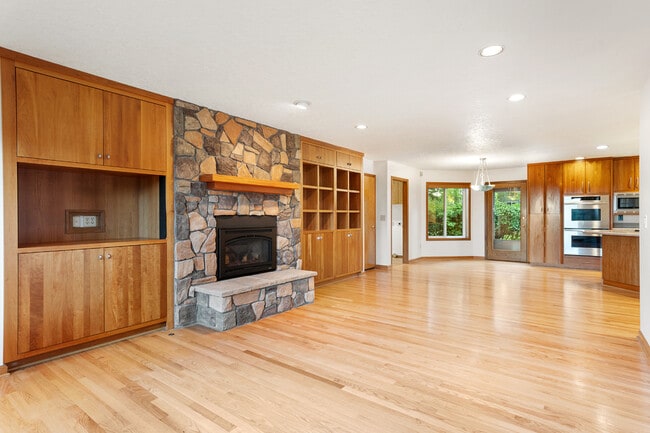 Building Photo - 1324 Stonehaven Dr