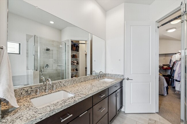 Building Photo - 2118 Sabine St