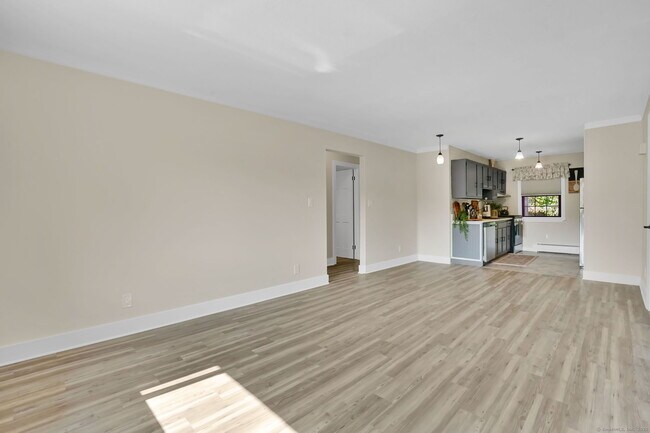 Building Photo - 549 Russell Rd