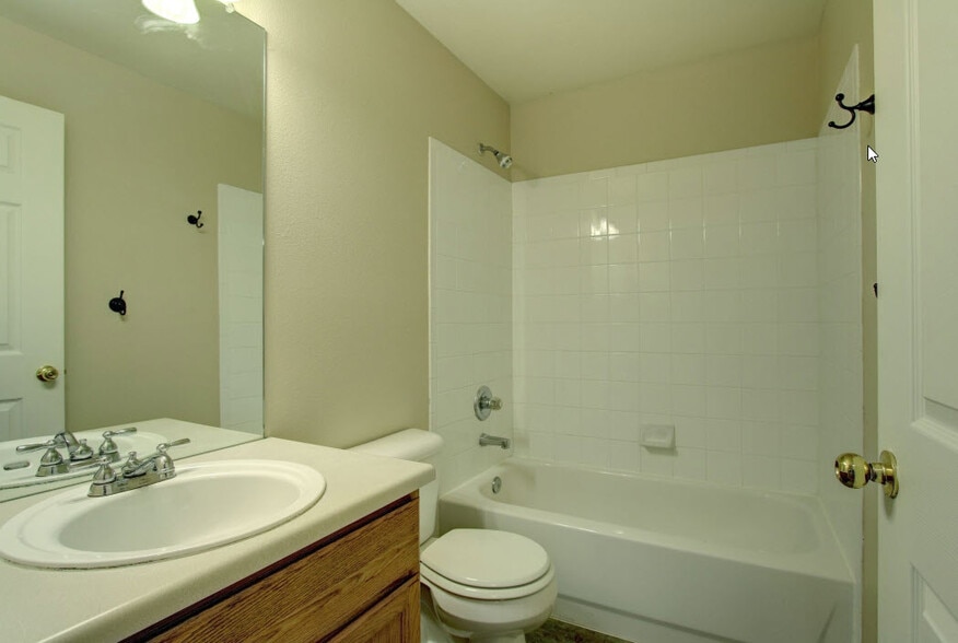 2nd bathroom - 12943 Lafayette St