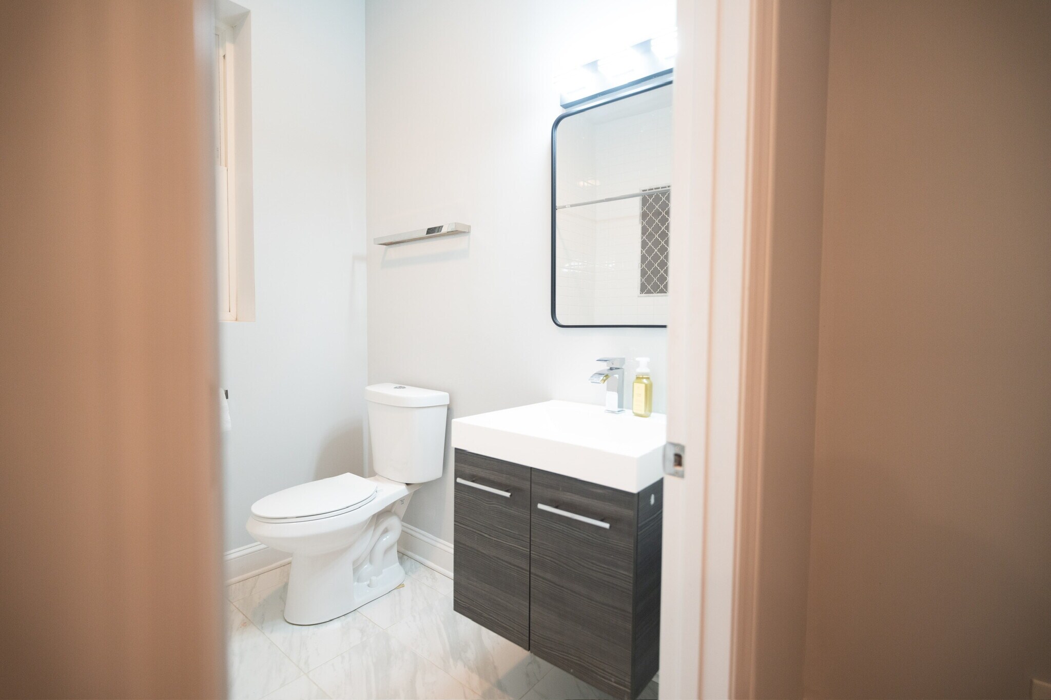 Building Photo - 7522 S Langley Ave