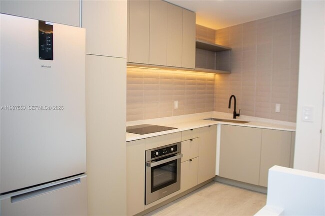 Building Photo - 2899 Collins Ave