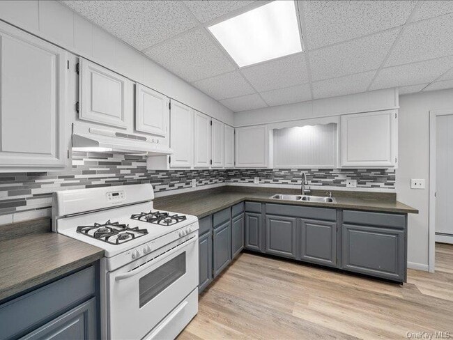 Building Photo - 28 Van Buren St