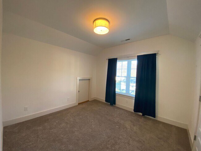 Building Photo - East Nashville 3 Bedroom 2.5 Bath!