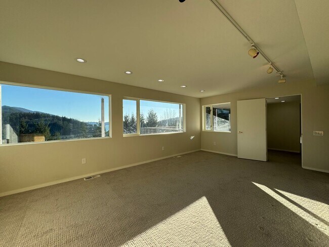 Building Photo - Breathtaking views of Chuckanut Bay!!