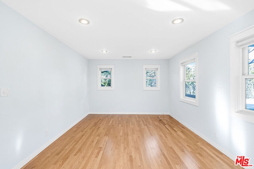 Building Photo - 1611 N Avenue 56