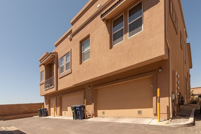 Building Photo - End Unit Townhouse Available Now!
