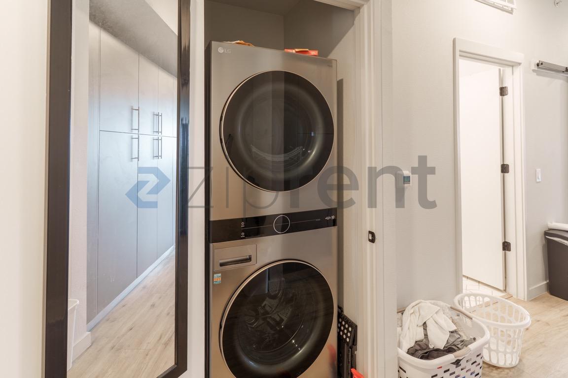 Building Photo - Unit 302