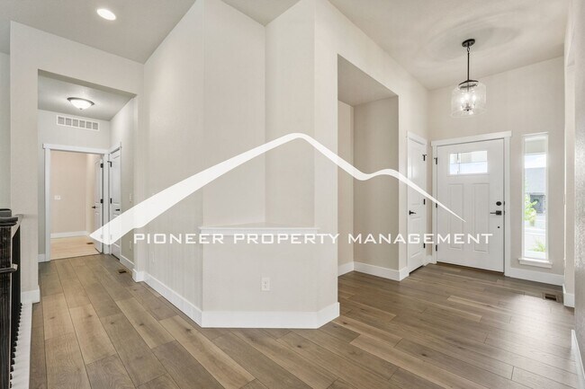 Building Photo - Main Floor Primary Home in Flying Horse with 5 Bedrooms, Gourmet Kitchen, Finished Basement & 4-C...