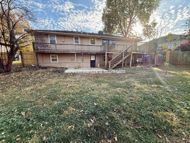 Building Photo - 4 Bedroom Home Near Downtown Lee’s Summit