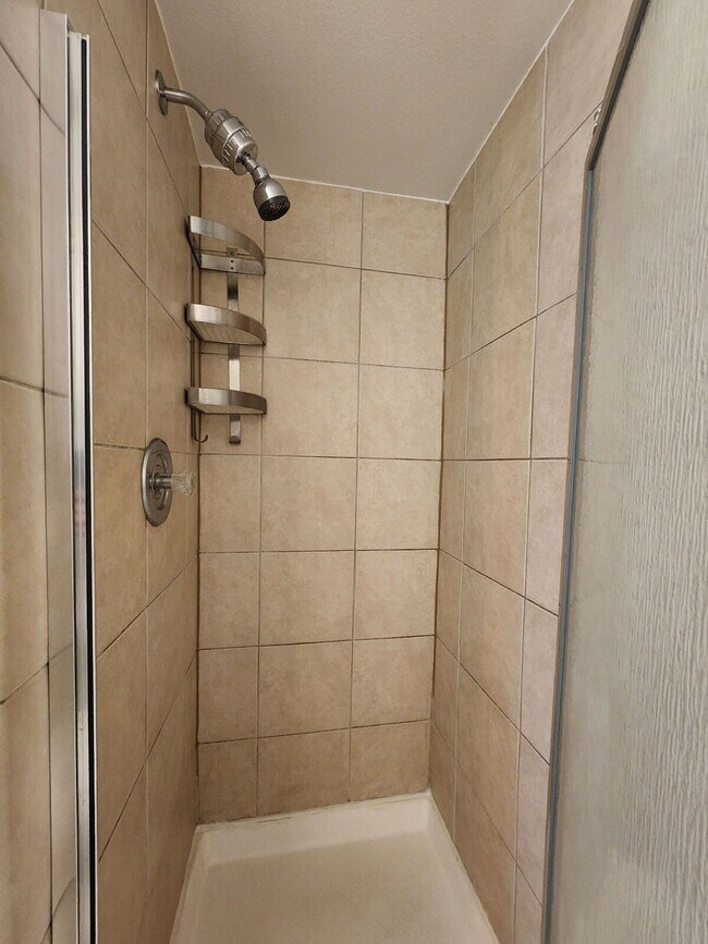 Building Photo - Beautiful 3 Bedroom Home In Great Neighborhood!