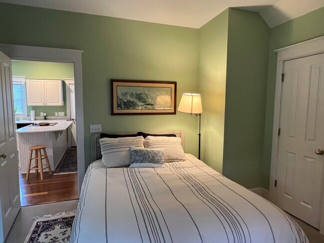 Apartment bedroom - 39 Park Sq N