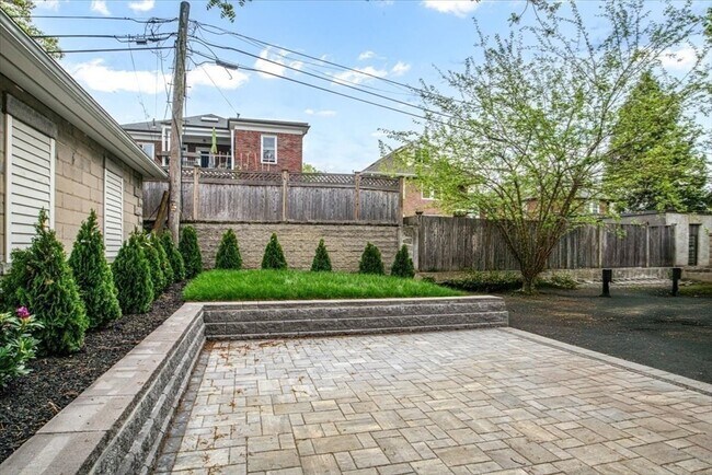 Building Photo - 116 Thorndike St