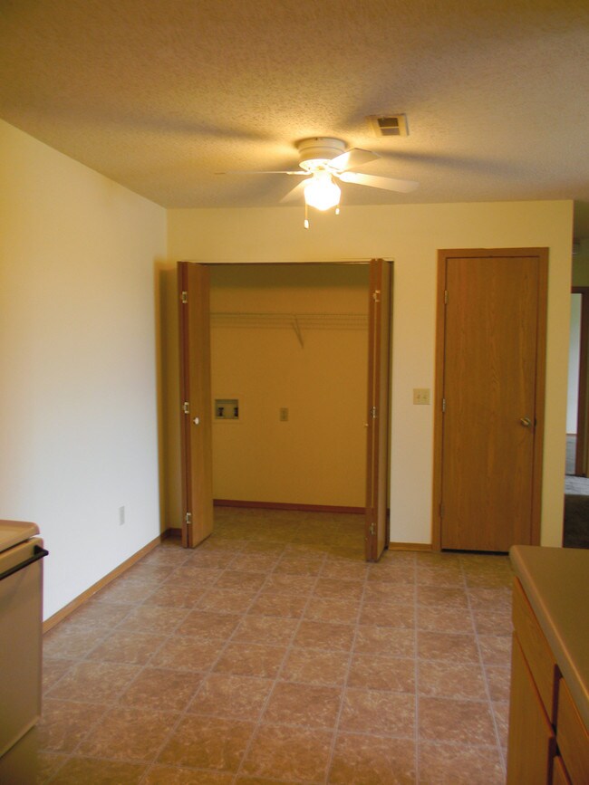 Victorian Courtyard 410 W Fir Rd Carthage MO 64836 Apartment Finder