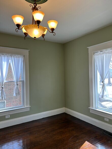 Building Photo - 503 W Allen St